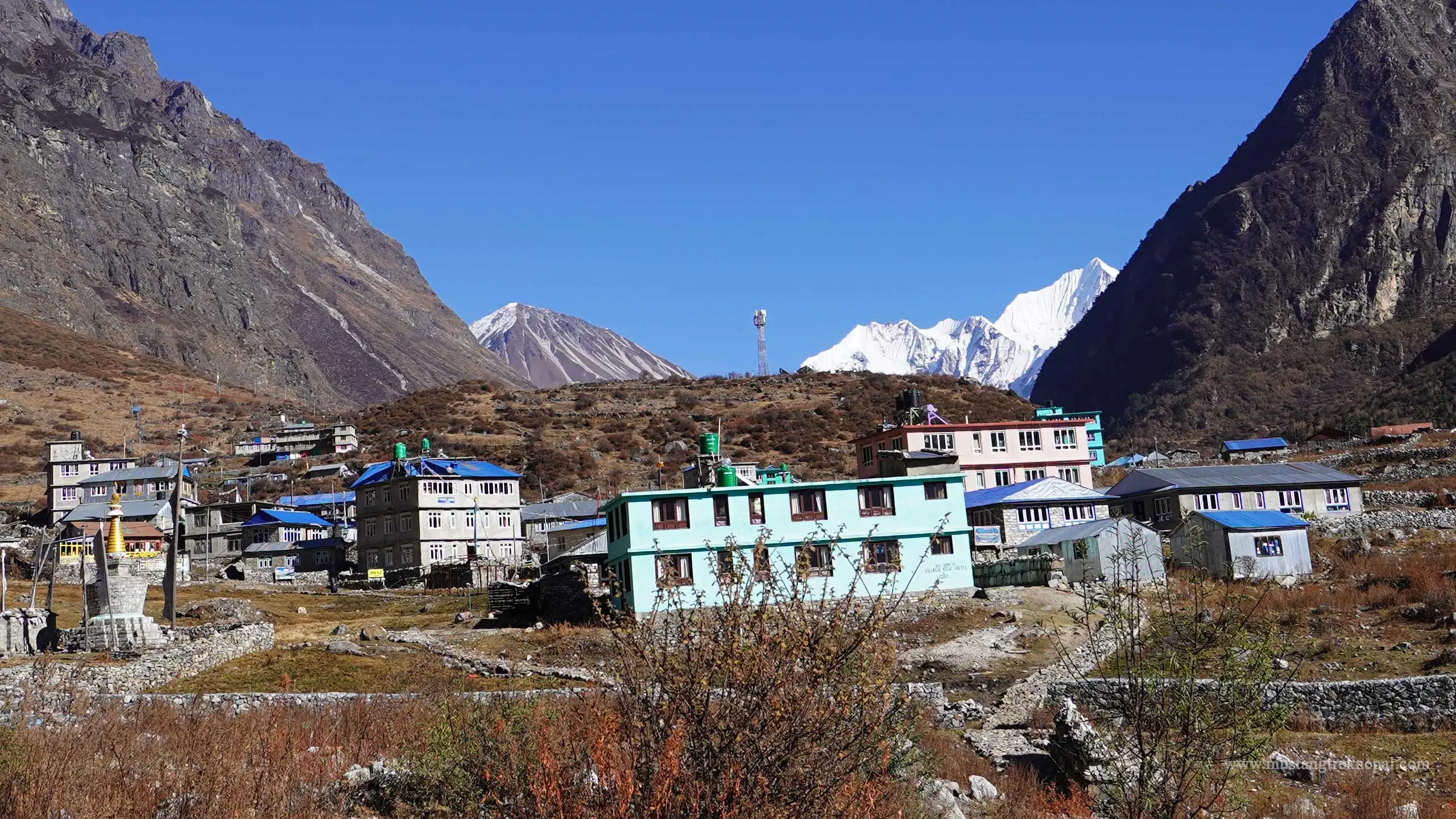 Lama Hotel to Mundu trek distance, altitude of Langtang village Nepal
